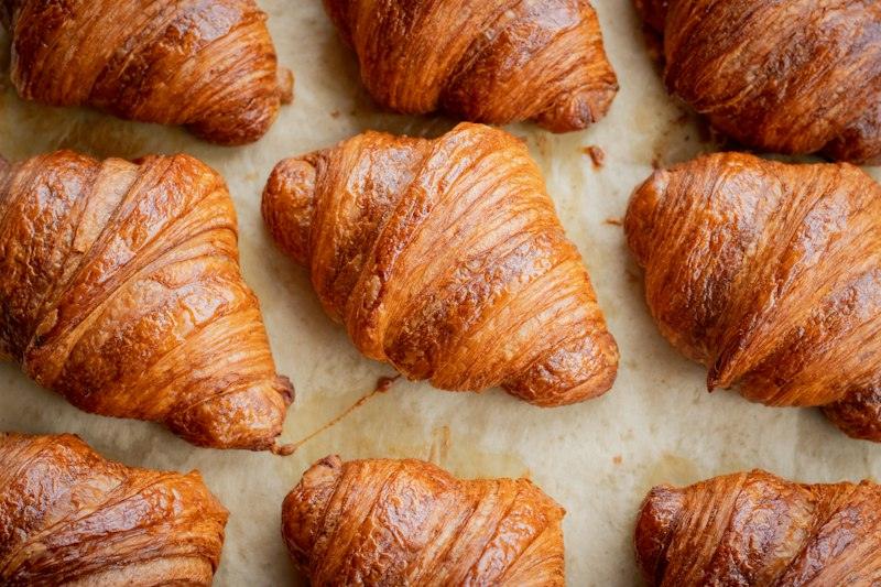 Cornetti dorati sulla carta da forno