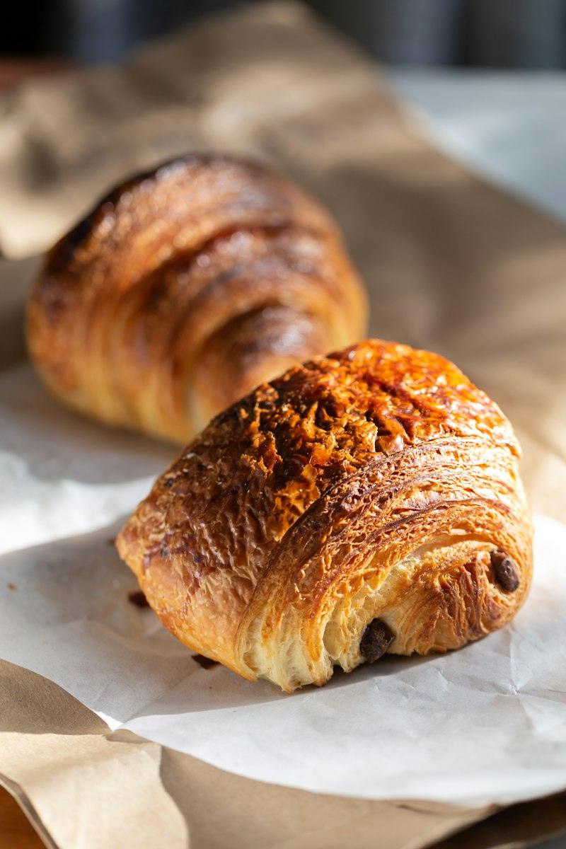 Cornetto e saccottino al cioccolato sulla carta da forno