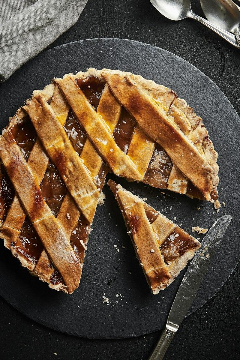 Crostata alla marmellata con la griglia di pasta frolla