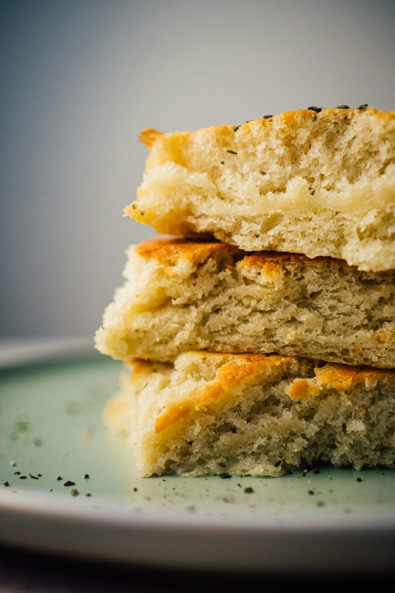 Fette di focaccia alta impilate su un piatto