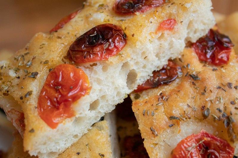 Focaccia con pomodorini e origano, tagliata a quadrotti