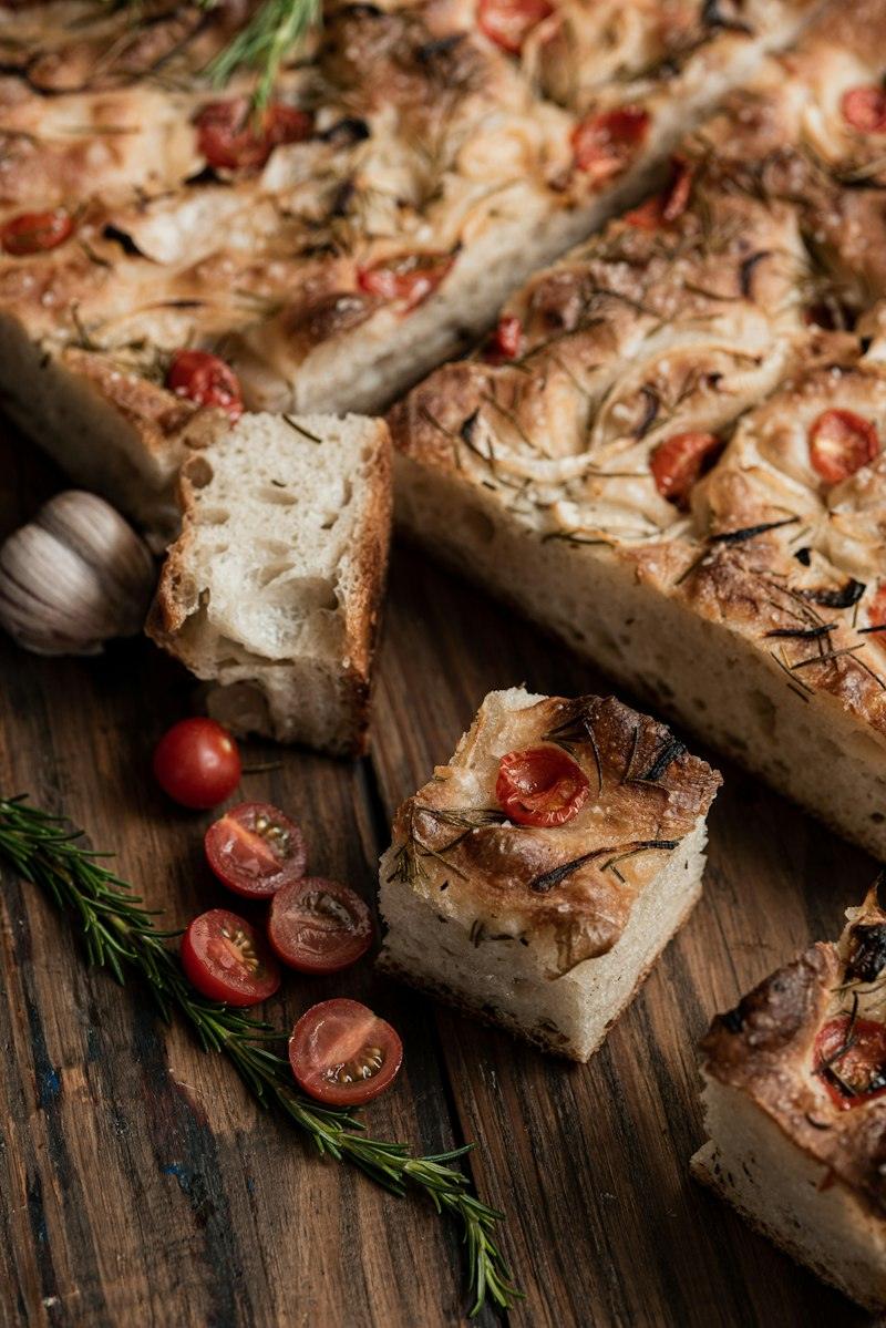 Focaccia con pomodorini e rosmarino sul tagliere