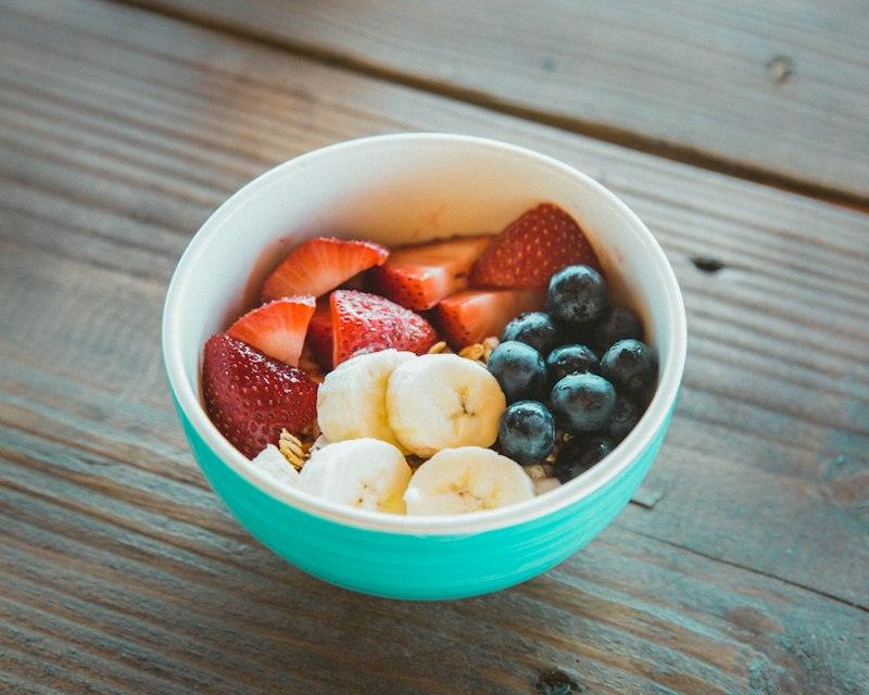 Ciotola con fragole, banana e mirtilli