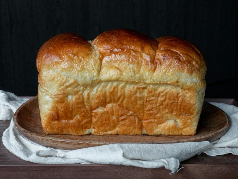 Un pan brioche dorato sul tagliere