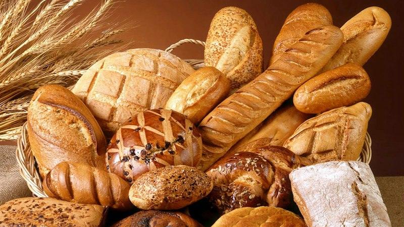 Pani e filoni di forme diverse in un cesto
