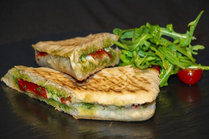 Panino tostato con verdure grigliate e rucola