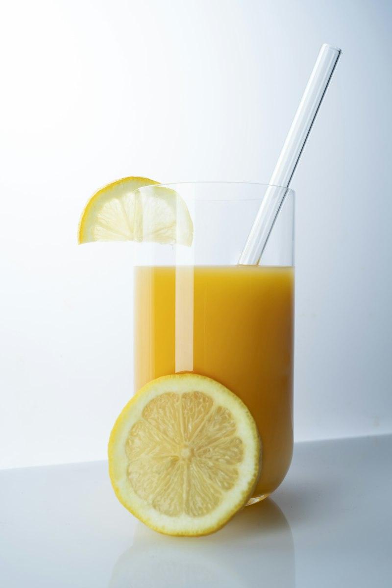 Un bicchiere di succo con una fetta di limone