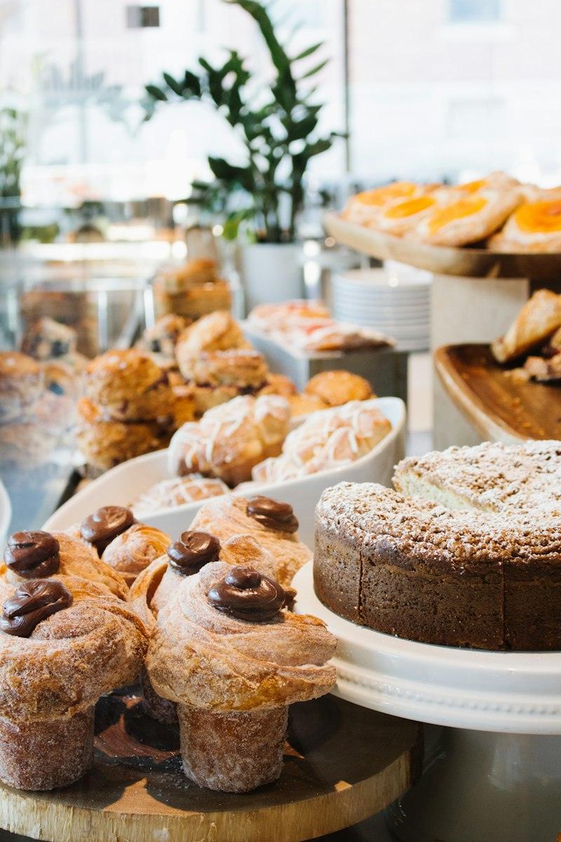 Vetrina con muffin, torte e dolci da forno