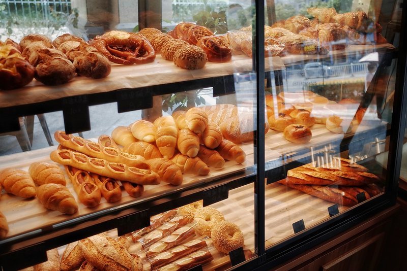 La vetrina di un forno piena di cornetti e pane appena sfornati