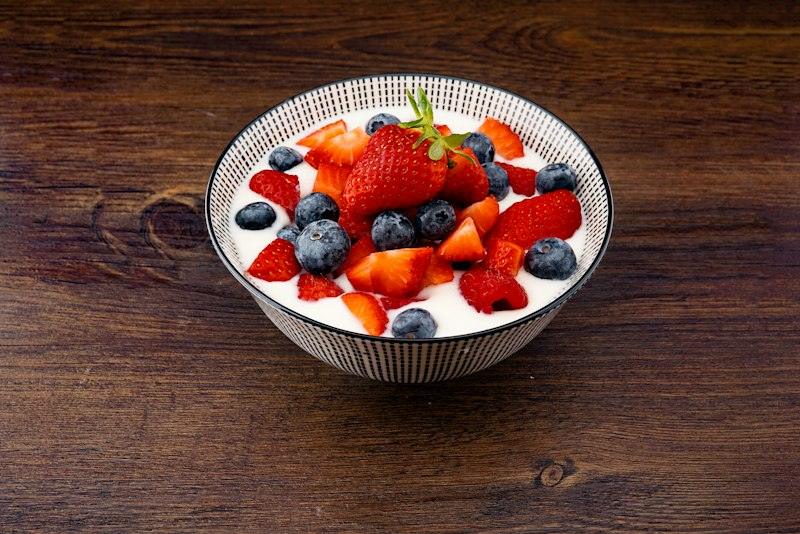 Yogurt bianco con fragole e mirtilli